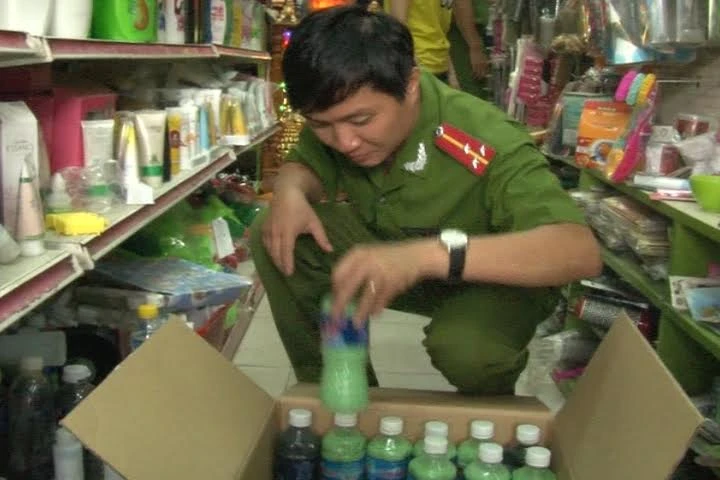 Tạm giữ 10 thùng mỹ phẩm không rõ nguồn gốc, hết hạn sử dụng ảnh 1 Tạm giữ 10 thùng mỹ phẩm không rõ nguồn gốc, hết hạn sử dụng ảnh 1