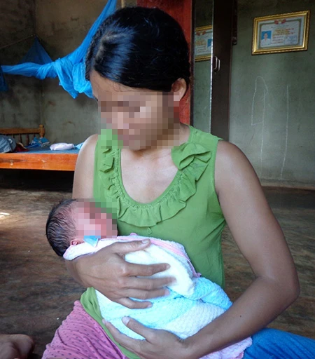 Bé trai sơ sinh bị bỏ rơi trong rẫy cà phê kiến bu khắp người ảnh 1