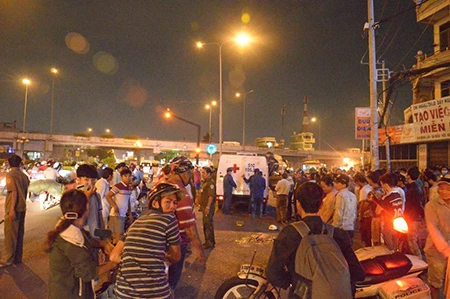 Va chạm xe máy và xe bồn, một người đàn ông tử vong ảnh 2