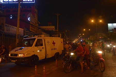 Va chạm xe máy và xe bồn, một người đàn ông tử vong ảnh 3