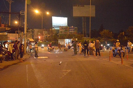 Va chạm xe máy và xe bồn, một người đàn ông tử vong ảnh 1