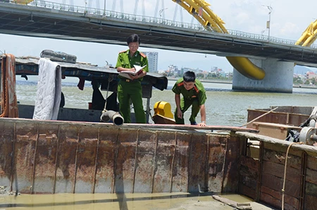 Bắt giữ ba ghe hút cát trái phép ảnh 1