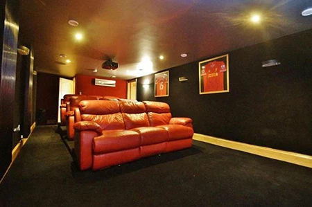 Ngắm biệt thự xa hoa sao Man City rao bán giá 1,5 triệu bảng ảnh 2