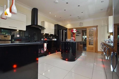 Ngắm biệt thự xa hoa sao Man City rao bán giá 1,5 triệu bảng ảnh 8