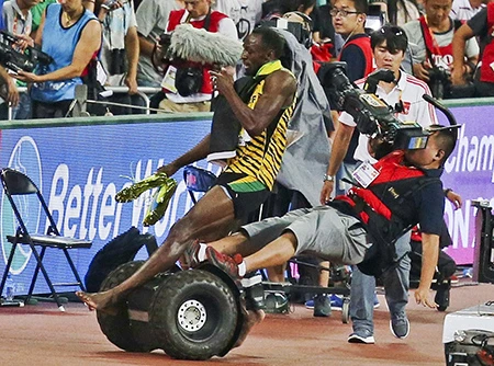 Chỉ có… cameraman mới hạ gục 'tia chớp' Usain Bolt ảnh 2