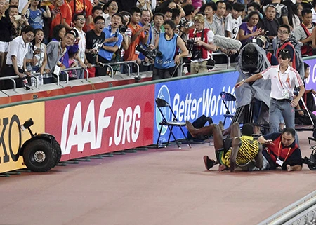 Chỉ có… cameraman mới hạ gục 'tia chớp' Usain Bolt ảnh 3