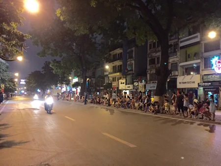 Người dân đội mưa xem tổng duyệt mừng Quốc khánh 2/9 ảnh 5