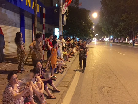 Người dân đội mưa xem tổng duyệt mừng Quốc khánh 2/9 ảnh 6