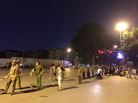 Người dân đội mưa xem tổng duyệt mừng Quốc khánh 2/9 ảnh 8