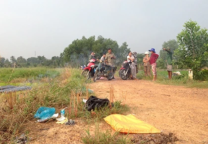 Thi thể bé sơ sinh bọc trong túi vứt dưới mương nước ảnh 1