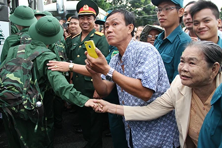 TP.HCM: Hơn 1.200 thanh niên tình nguyện nhập ngũ ảnh 29