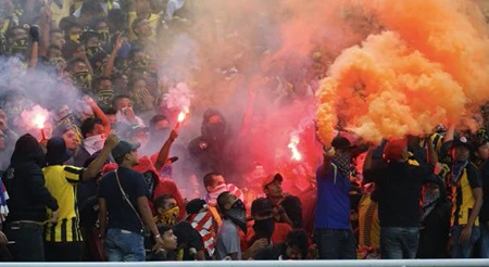 CĐV làm loạn, Malaysia đối mặt án phạt nặng của FIFA ảnh 4
