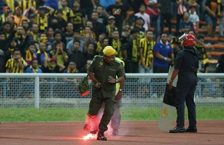 CĐV làm loạn, Malaysia đối mặt án phạt nặng của FIFA ảnh 7