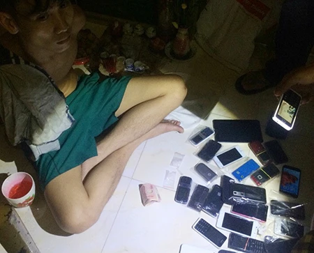 Dùng cả chục điện thoại, sim ‘rác’ để bán ma túy ảnh 1 Dùng cả chục điện thoại, sim ‘rác’ để bán ma túy ảnh 1