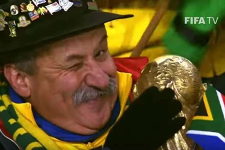 Cổ động viên nổi tiếng nhất thế giới qua đời ảnh 1