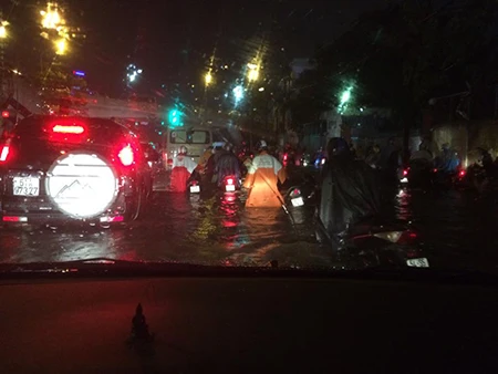 Sài Gòn ngập 72 điểm, sâu nhất 60cm ảnh 1 Sài Gòn ngập 72 điểm, sâu nhất 60cm ảnh 1