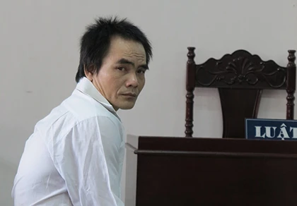 Vào quán cà phê nhặt ve chai, tiện tay trộm tài sản ảnh 1