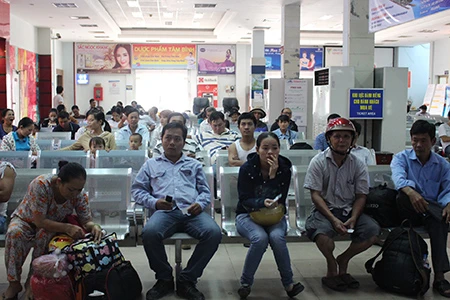 Hành khách dễ dàng mua vé tàu tết tại ga Sài Gòn ảnh 1