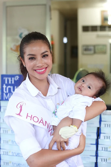 Hoa hậu Hoàn vũ Việt Nam mang tiếng cười đến các em nhỏ ảnh 1