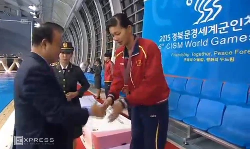 Ánh Viên trên bục nhậnhuy chương. anh-vien-gianh-hc-dau-tien-o-giai-quan-su-the-gioi-2015