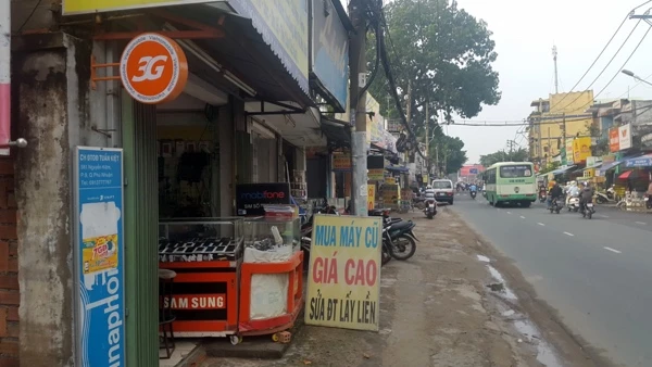 Các "cửa hàng di động" tồn tại song song với nhiều cửa hàng điện thoại trên con đường này.