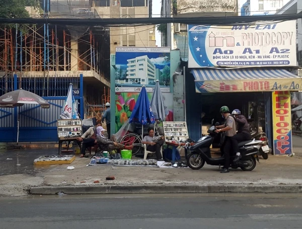 Bên cạnh các tủ bán hàng riêng lẻ, nhiều nơi người bán tụ lại thành nhóm để hàng hóa được đa dạng.