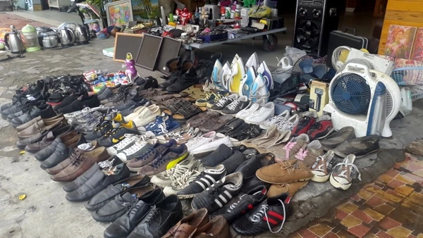 Mặc dù bán giày dép cũ nhưng trên bàn của gian hàng này cũng bày bán vài chiếc điện thoại.