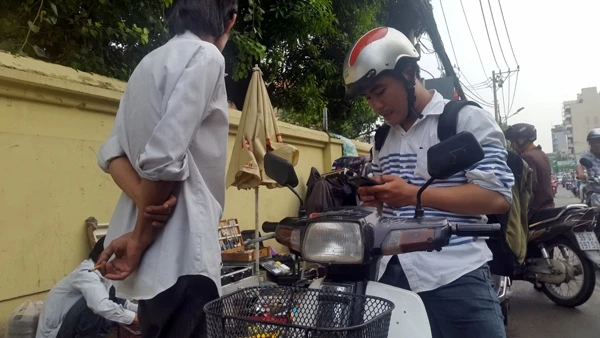 Số lượng người dùng bình thường và "cò", "lái" điện thoại đi mua hàng là như nhau vì ở khu vực này, phải những người sành sỏi mới đủ kiến thức để xem những món hàng điện tử.