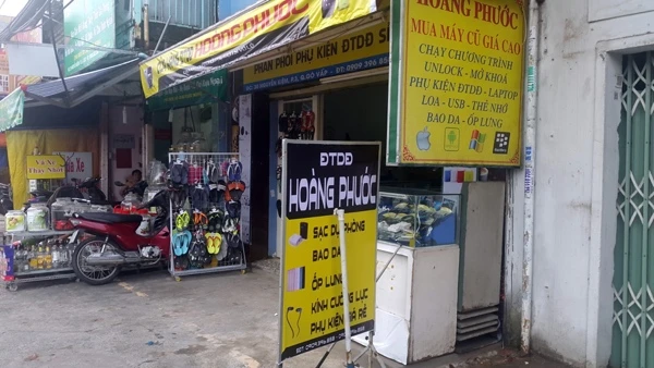 Trước đây khi đoạn đường Nguyễn Kiệm này còn là đường hai chiều thì việc buôn bán và số cửa hàng nhộn nhịp hơn, mấy năm nay khi Nguyễn Kiệm chuyển thành đường một chiều, cộng với yếu tố thị trường đã khiến người mua kẻ bán khu vực này giảm hẳn. Số lượng cửa hàng bán điện thoại di động ở đây giảm hẳn đi, một số trụ lại thì kinh doanh thêm mặt hàng khác. Trong ảnh là kệ bán giày dép nằm cùng với một cửa hàng bán ĐTDĐ.