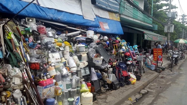 Một cửa hàng chuyên bán đồ cũ nát, đa số là các mặt hàng điện tử gia dụng.