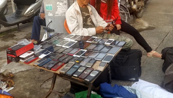 Điện thoại cổ lẫn hiện đại đều được bày như lợn con trên bàn.