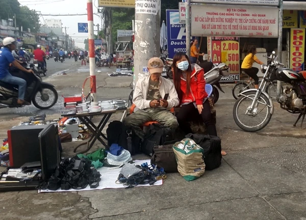 Món gì cũng có thể được bày ra bạt để bán.