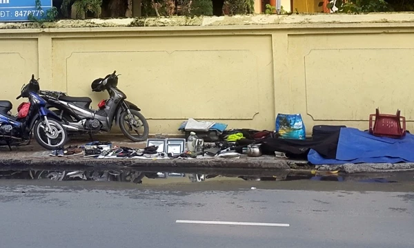 Hầu hết đều bày hàng trên vỉa hè để người chạy xe máy tiện tấp vào xem.