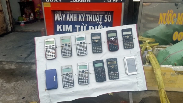 Có cửa hàn chuyên máy tính và kim từ điển...