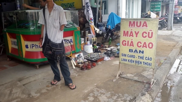 Cửa hàng lớn và cửa hàng lề đường cùng nằm cạnh nhau.