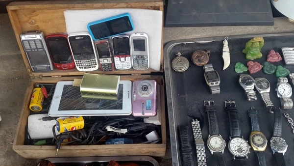 Hầu hết các va ly bán hàng đều có bán điện thoại di động bên cạnh các món kinh doanh chính.