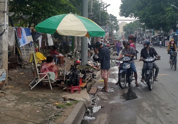 Từ khoảng 4 giờ chiều, một đoạn đường Nguyễn Kiệm bắt đầu nhộn nhịp với khách vãng lai ghé mua lẫn khách tò mò muốn xem hàng.