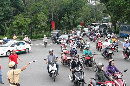 Xe buýt cán chết người, cửa ngõ Tân Sơn Nhất kẹt cứng ảnh 2