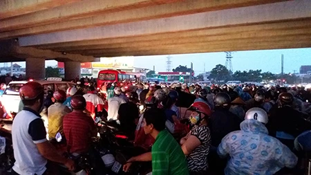 Người dân trú mưa, giao thông ùn tắc ảnh 1