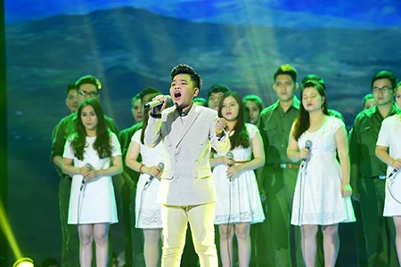 'Công chúa tóc mây' Hồng Minh đăng quang The Voice Kids 2015 ảnh 3