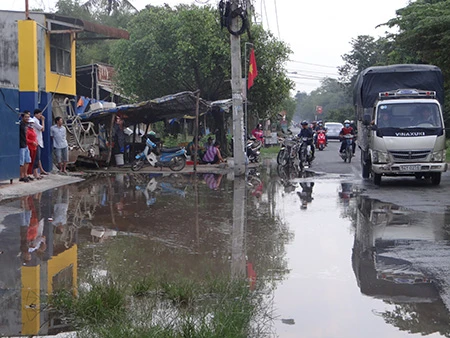 Sông Sài Gòn có đê bao, sao vẫn ngập? ảnh 1
