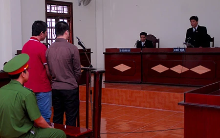 Bỏ vành móng ngựa, có bàn cho bị cáo? ảnh 2