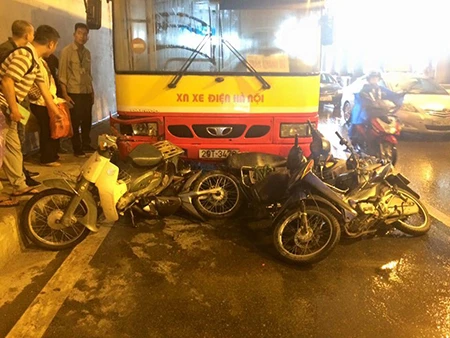 Trú mưa dưới hầm, hàng loạt xe máy bị xe buýt tông ảnh 1