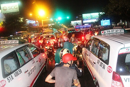 Kẹt xe kinh hoàng ở cửa ngõ sân bay Tân Sơn Nhất ảnh 10
