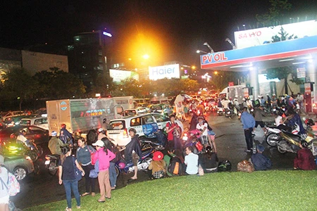 Kẹt xe kinh hoàng ở cửa ngõ sân bay Tân Sơn Nhất ảnh 11