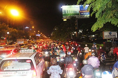 Kẹt xe kinh hoàng ở cửa ngõ sân bay Tân Sơn Nhất ảnh 12