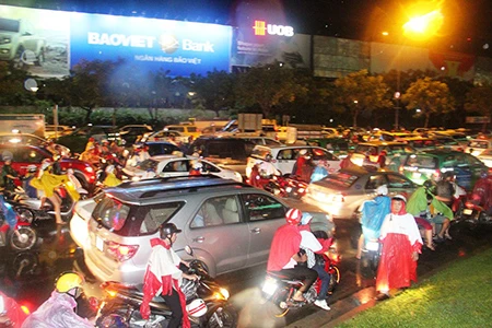 Kẹt xe kinh hoàng ở cửa ngõ sân bay Tân Sơn Nhất ảnh 4