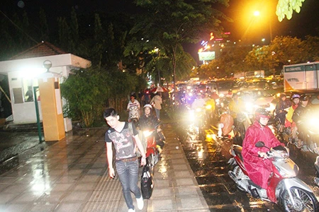 Kẹt xe kinh hoàng ở cửa ngõ sân bay Tân Sơn Nhất ảnh 7