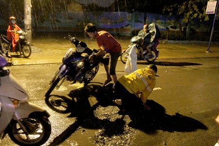 Nhiều người dân té ngã vì sụp đường cống đang thi công ảnh 1