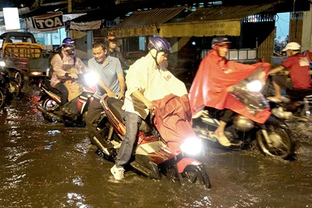 Nhiều người dân té ngã vì sụp đường cống đang thi công ảnh 4
